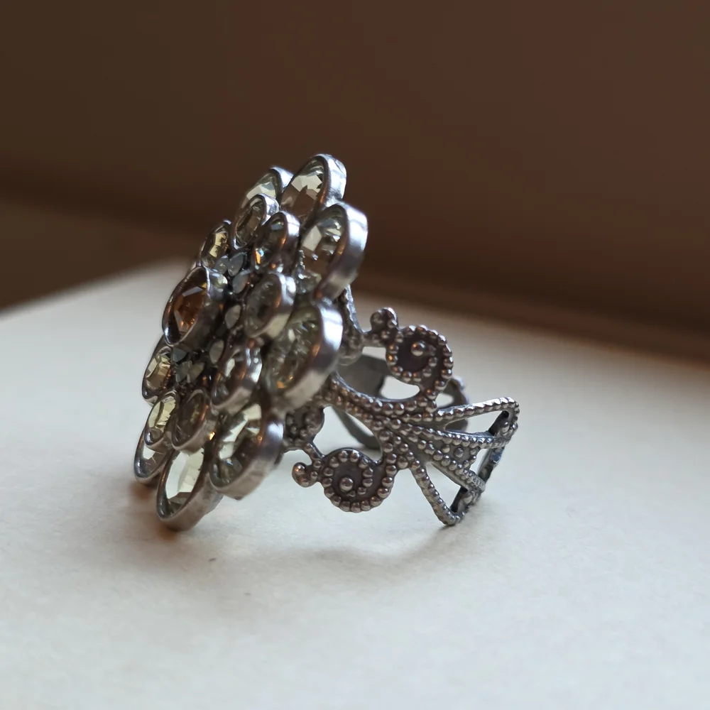 Sorrelli Floral Crystal Statement Ring – Champagne & Amber – Adjustable